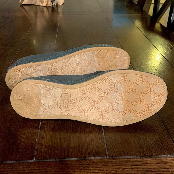 Woman’s sz6 Ugg canvas slip ons - Picture 4 of 5